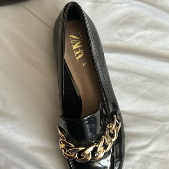 I am selling a size 8 patent leather shoes from Zara - Picture 2 of 3
